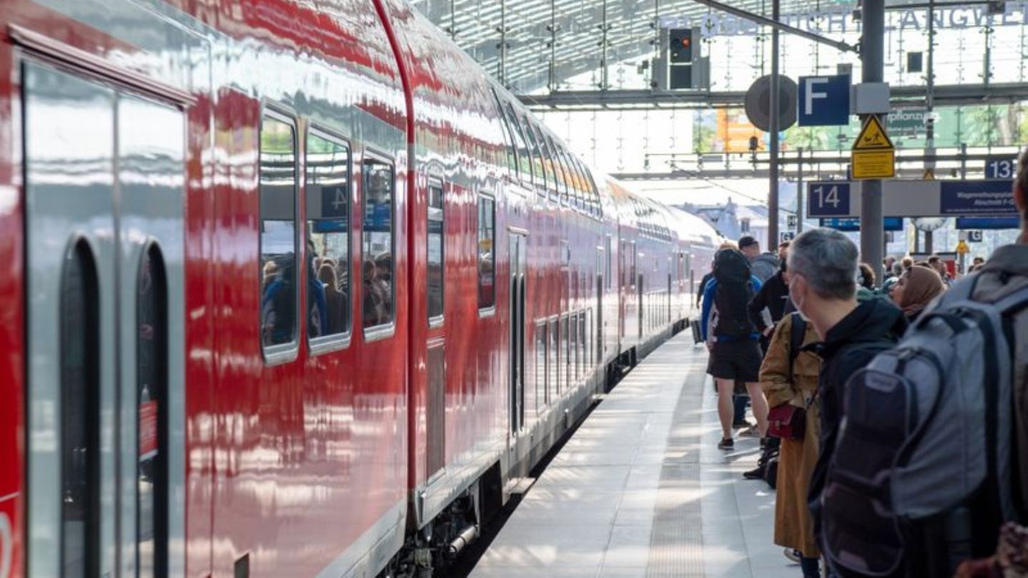 Reisende am Bahnhof