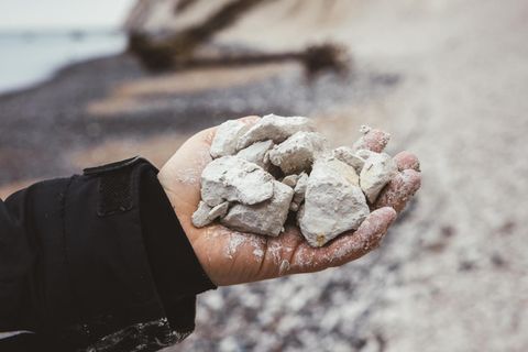Chemisch ist Kreide aus drei Elementen aufgebaut: Kalzium, Kohlenstoff und Sauerstoff. Die miteinander verknüpften Atome bilden Kalziumkarbonat, das bei Raumtemperatur einen weißen Feststoff bildet