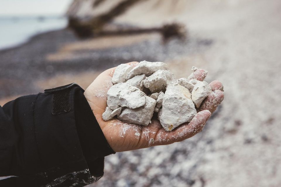Chemisch ist Kreide aus drei Elementen aufgebaut: Kalzium, Kohlenstoff und Sauerstoff. Die miteinander verknüpften Atome bilden Kalziumkarbonat, das bei Raumtemperatur einen weißen Feststoff bildet 0.667
