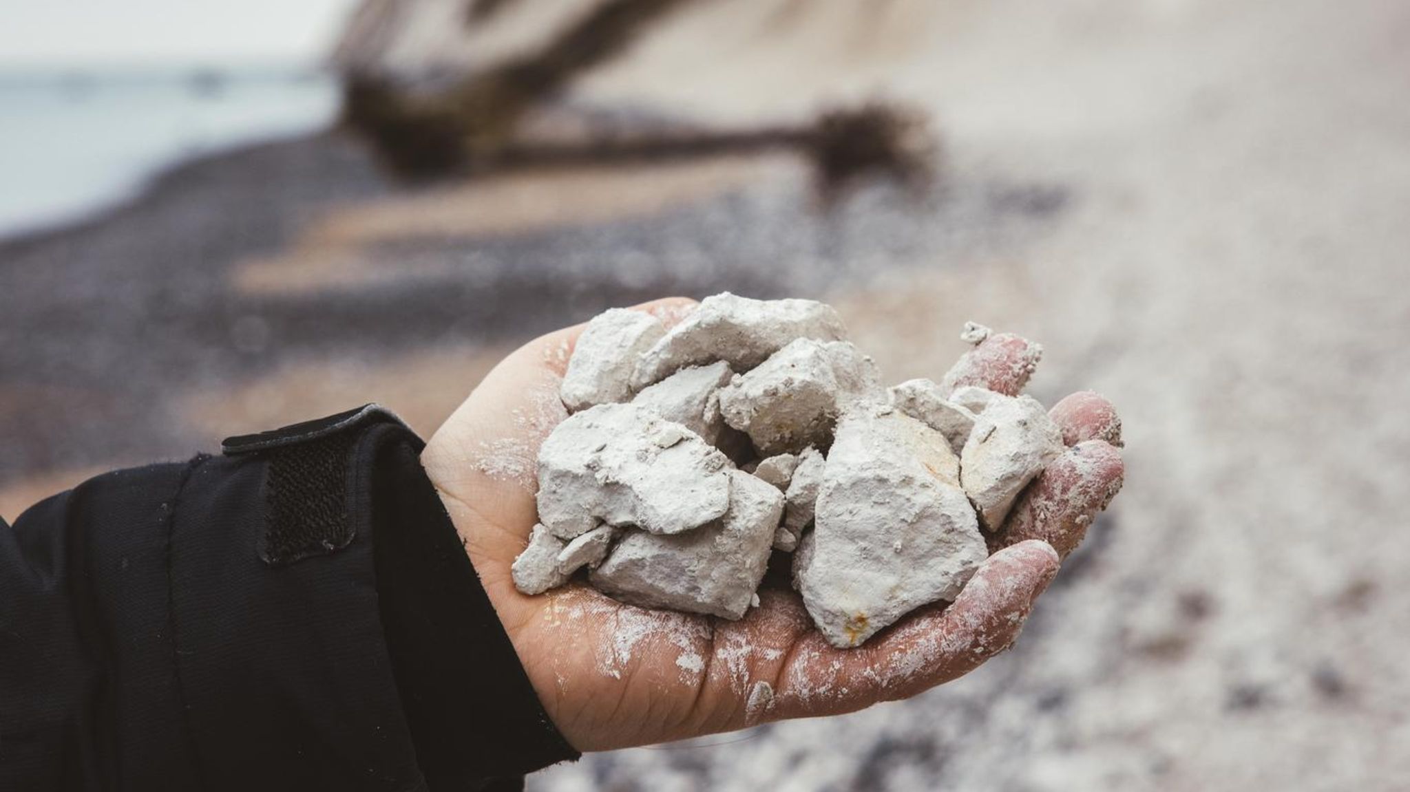 Chemisch ist Kreide aus drei Elementen aufgebaut: Kalzium, Kohlenstoff und Sauerstoff. Die miteinander verknüpften Atome bilden Kalziumkarbonat, das bei Raumtemperatur einen weißen Feststoff bildet