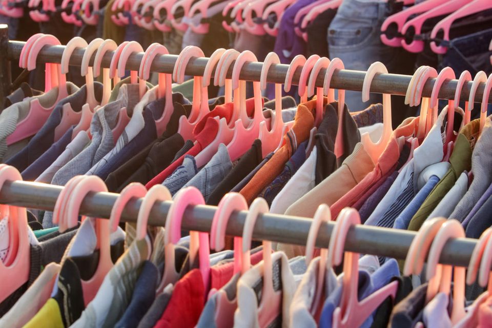 Hunderte Kleidungsstücken, aufgereiht auf Kleiderbügeln