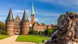Lübecker Holstentor mit Löwen-Statue