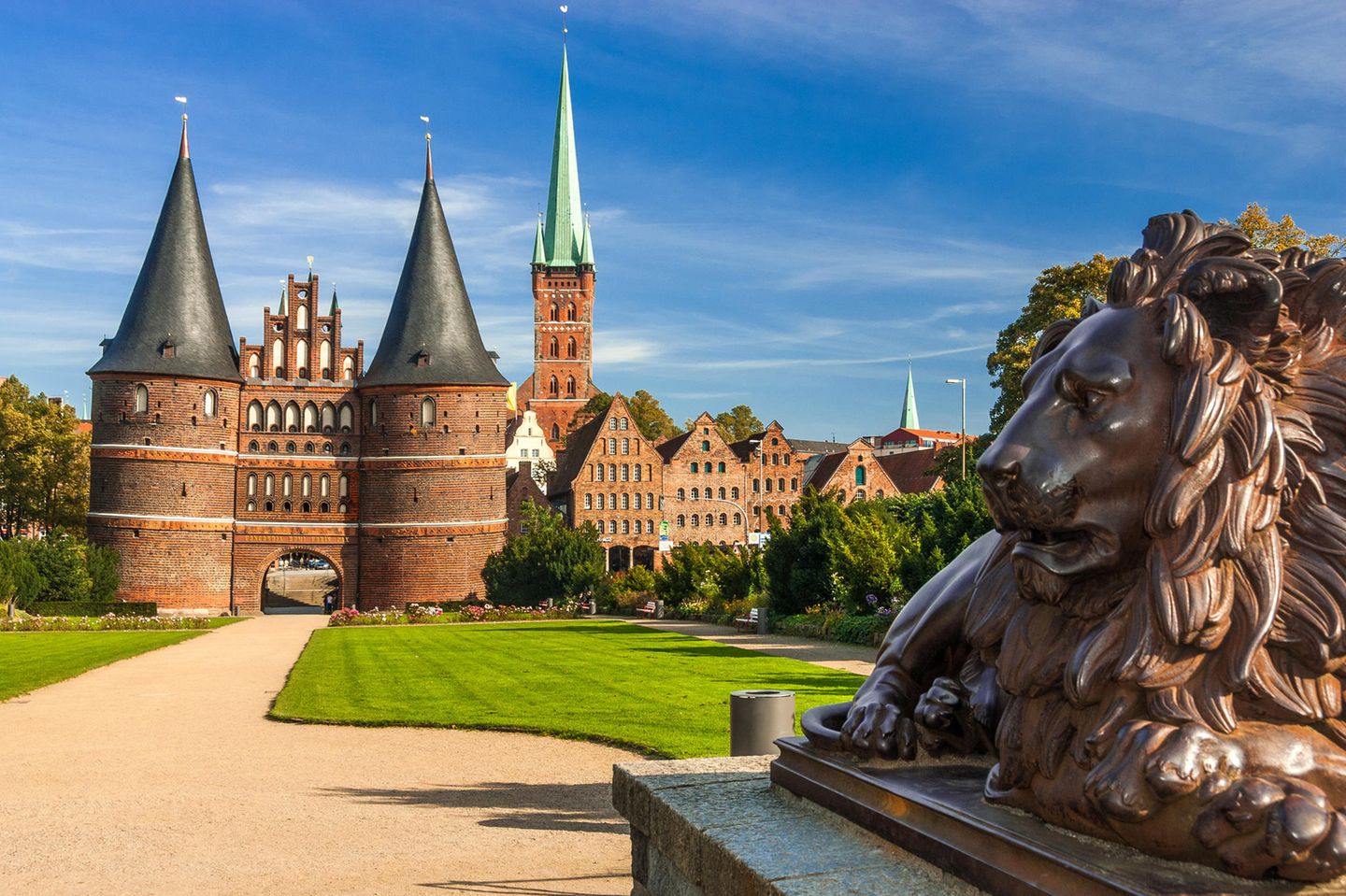 Lübecker Holstentor mit Löwen-Statue