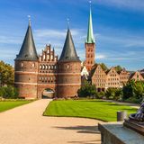 Lübecker Holstentor mit Löwen-Statue