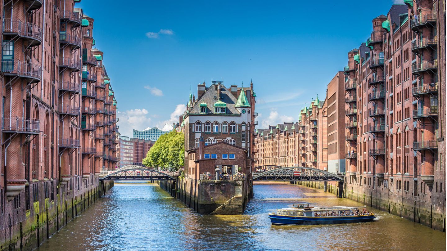 Hamburg: Wo Historie auf Moderne trifft Kanal in der Hamburger Speicherstadt