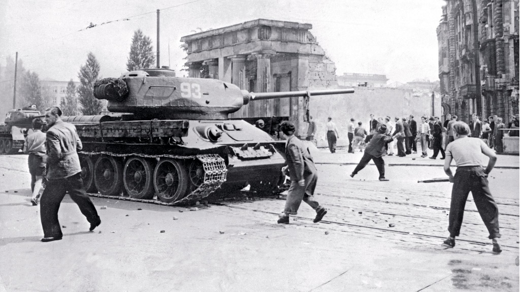 Am 17. Juni herrschen wie hier am Potsdamer Platz in Ostberlin vielerorts bürgerkriegsähnliche Zustände: Weil die Polizei mit der Situation überfordert ist, drängen sowjetische Panzer Demonstranten von den Versammlungsplätzen