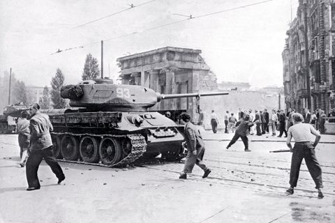 Am 17. Juni herrschen wie hier am Potsdamer Platz in Ostberlin vielerorts bürgerkriegsähnliche Zustände: Weil die Polizei mit der Situation überfordert ist, drängen sowjetische Panzer Demonstranten von den Versammlungsplätzen