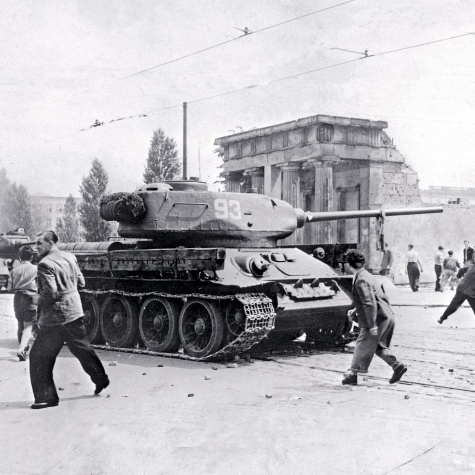 Am 17. Juni herrschen wie hier am Potsdamer Platz in Ostberlin vielerorts bürgerkriegsähnliche Zustände: Weil die Polizei mit der Situation überfordert ist, drängen sowjetische Panzer Demonstranten von den Versammlungsplätzen