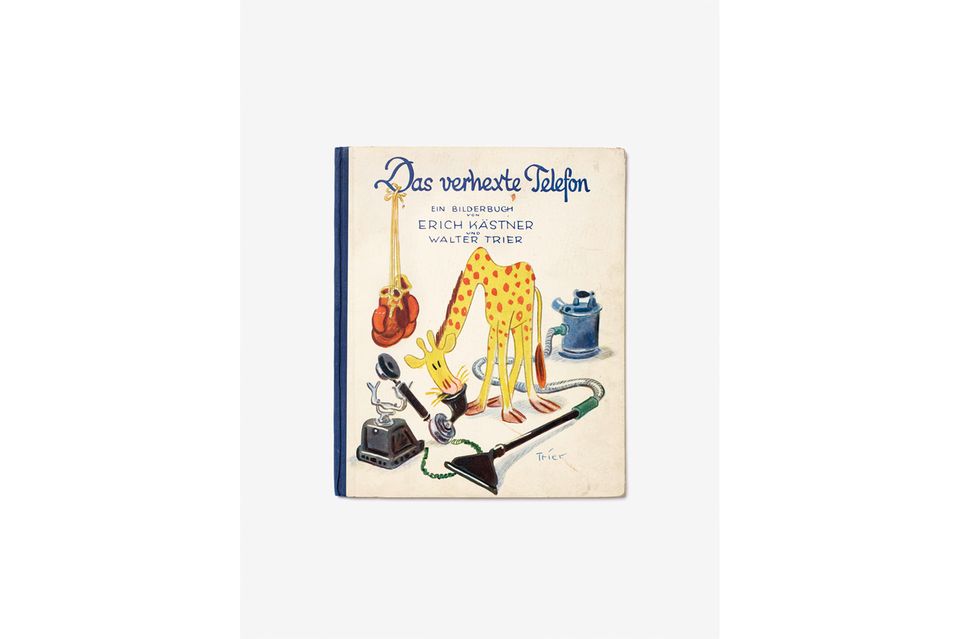 90 Jahre Bücherverbrennung: Erich Kästner, Das verhexte Telefon, 1935 Williams & Co. Verlag GmbH, Berlin-Grunewald, Copyright Atrium Verlag AG, Zürich, 1935, Einbandgestaltung Walter Trier Erich Kästner schrieb neben Kinderromanen gesellschafts- und antimilitaristische Gedichte und Essays und wollte mit seinen Werken zu eigenständigem Denken anregen. Auch das Bilderbuch "Das verhexte Telefon" (hier eine Ausgabe von 1935) landete in den Flammen: In dem Gedicht, in dem Kinder den Bürgermeister, Finanzminister und Klassenlehrer mit Telefonstreichen reinlegen, verstanden die Nationalsozialisten offenbar als Kritik an Obrigkeitshörigkeit. Als einziger Schriftsteller verfolgte Erich Kästner am 10. Mai 1933 die Verbrennung seiner eigenen Bücher in Berlin persönlich mit. 90 Jahre Bücherverbrennung: Erich Kästner, Das verhexte Telefon, 1935 Williams & Co. Verlag GmbH, Berlin-Grunewald, Copyright Atrium Verlag AG, Zürich, 1935, Einbandgestaltung Walter Trier Erich Kästner schrieb neben Kinderromanen gesellschafts- und antimilitaristische Gedichte und Essays und wollte mit seinen Werken zu eigenständigem Denken anregen. Auch das Bilderbuch "Das verhexte Telefon" (hier eine Ausgabe von 1935) landete in den Flammen: In dem Gedicht, in dem Kinder den Bürgermeister, Finanzminister und Klassenlehrer mit Telefonstreichen reinlegen, verstanden die Nationalsozialisten offenbar als Kritik an Obrigkeitshörigkeit. Als einziger Schriftsteller verfolgte Erich Kästner am 10. Mai 1933 die Verbrennung seiner eigenen Bücher in Berlin persönlich mit.