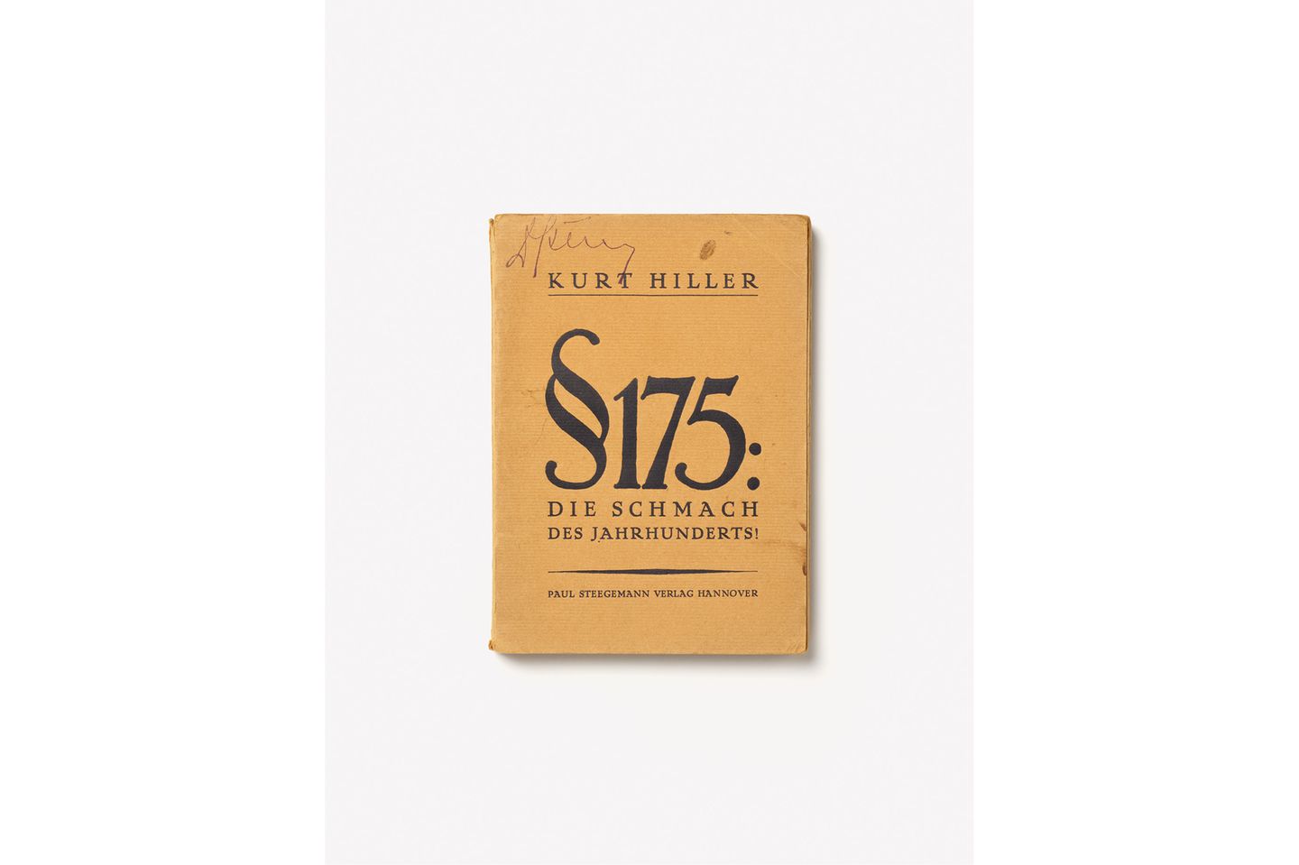 90 Jahre Bücherverbrennung: Kurt Hiller, § 175. Die Schmach des Jahrhunderts, 1922  Paul Steegemann Verlag, Hannover    Der 1872 eingeführte Paragraph 175 des Reichsstrafgesetzbuches stellte homosexuelle Handlungen zwischen Männern als "widernatürliche Unzucht" unter Strafe. Der Publizist und Jurist Kurt Hiller bezeichnete den Paragraphen schon 1922 als "Schmach des Jahrhunderts" und forderte dessen Abschaffung. Die Nationalsozialisten sahen in homosexuellen Männer eine Gefahr für die "Volksgemeinschaft" und warfen vor allem jüdischen Männern vor, Kinder zu verführen. Neben Kurt Hillers Schrift verbrannten die Nazis auch jene des Sexualwissenschaftlers Magnus Hirschfeld.