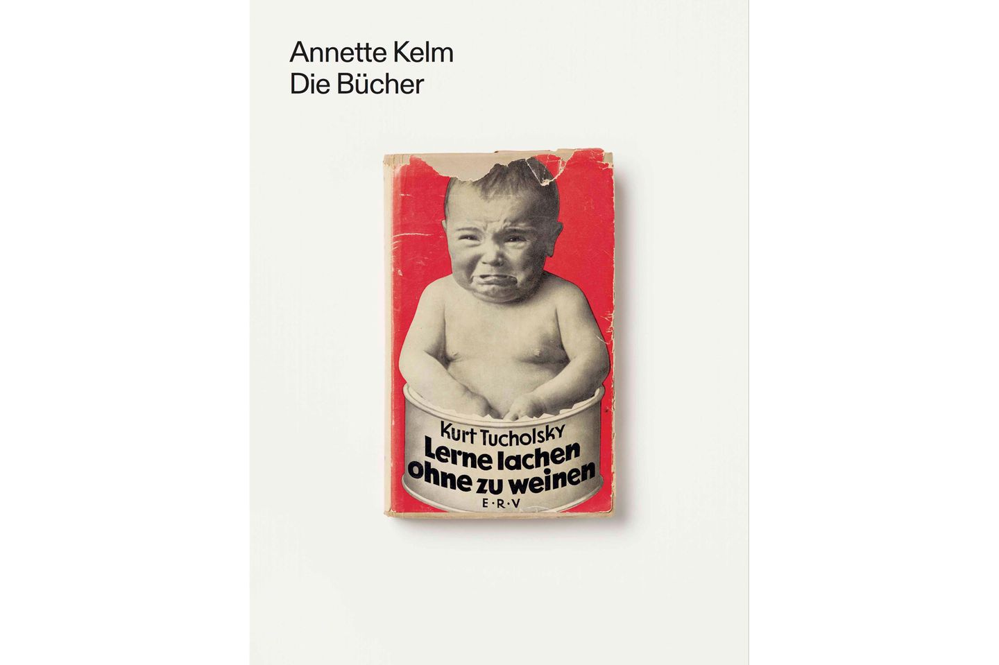 Kurt Tucholsky, Lerne lachen ohne zu weinen, 1931   Ernst Rowohlt Verlag, Berlin, Fotografie: Wellington Film Manufacture     Als politischer Journalist warnte Kurt Tucholsky früh vor der Gefahren von Nationalsozialismus und Faschismus. "Lerne lachen ohne zu weinen", eine Sammlung von mehr als 120 Texten Tucholsky, war sein letztes Buch. Der Publizist suchte in Göteborg Zuflucht vor den Nazis, und nahm sich dort 1935 das Leben.  Die gezeigten Buchcover stammen aus dem Ausstellungskatalog "Annette Kelm: Die Bücher" aus dem Jahr 2022 (hrsg. von Mirjam Zadoff, Nicolaus Schafhausen & Udo Kittelmann, Verlag Buchhandlung Walther König). Kelm hat rund 100 Buchcover von Autorinnen und Autoren fotografiert, deren Werke von den Nazis verbrannt wurden. Mit ihrem Werk erinnert Kelm an vergessene Autor*innen und zeigt die Bandbreite der Bücher auf, die von den Nationalsozialisten auf "Schwarze Listen" gesetzt wurden. 