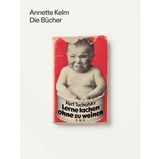 Kurt Tucholsky, Lerne lachen ohne zu weinen, 1931   Ernst Rowohlt Verlag, Berlin, Fotografie: Wellington Film Manufacture     Als politischer Journalist warnte Kurt Tucholsky früh vor der Gefahren von Nationalsozialismus und Faschismus. "Lerne lachen ohne zu weinen", eine Sammlung von mehr als 120 Texten Tucholsky, war sein letztes Buch. Der Publizist suchte in Göteborg Zuflucht vor den Nazis, und nahm sich dort 1935 das Leben.  Die gezeigten Buchcover stammen aus dem Ausstellungskatalog "Annette Kelm: Die Bücher" aus dem Jahr 2022 (hrsg. von Mirjam Zadoff, Nicolaus Schafhausen & Udo Kittelmann, Verlag Buchhandlung Walther König). Kelm hat rund 100 Buchcover von Autorinnen und Autoren fotografiert, deren Werke von den Nazis verbrannt wurden. Mit ihrem Werk erinnert Kelm an vergessene Autor*innen und zeigt die Bandbreite der Bücher auf, die von den Nationalsozialisten auf "Schwarze Listen" gesetzt wurden. 