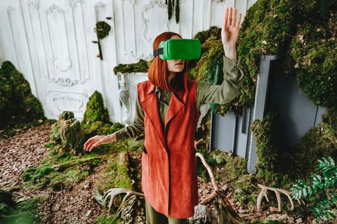 Ein Mensch führt in der virtuellen Realität eine Blume zur Nase – und in Sekundenschnelle kann er ihren Duft riechen