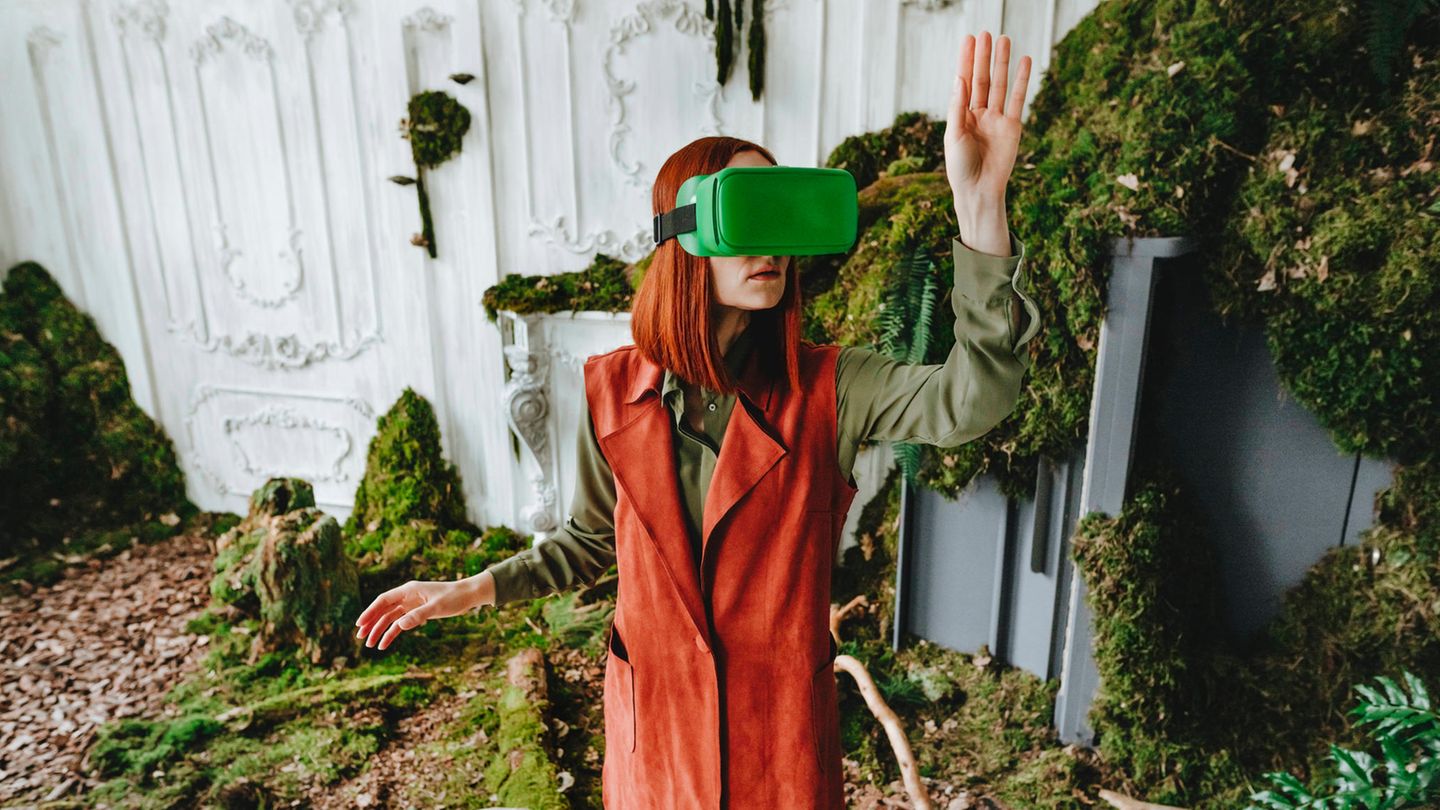 Ein Mensch führt in der virtuellen Realität eine Blume zur Nase – und in Sekundenschnelle kann er ihren Duft riechen