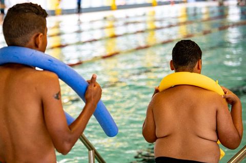 Übergewichtiges Kind im Schwimmbad