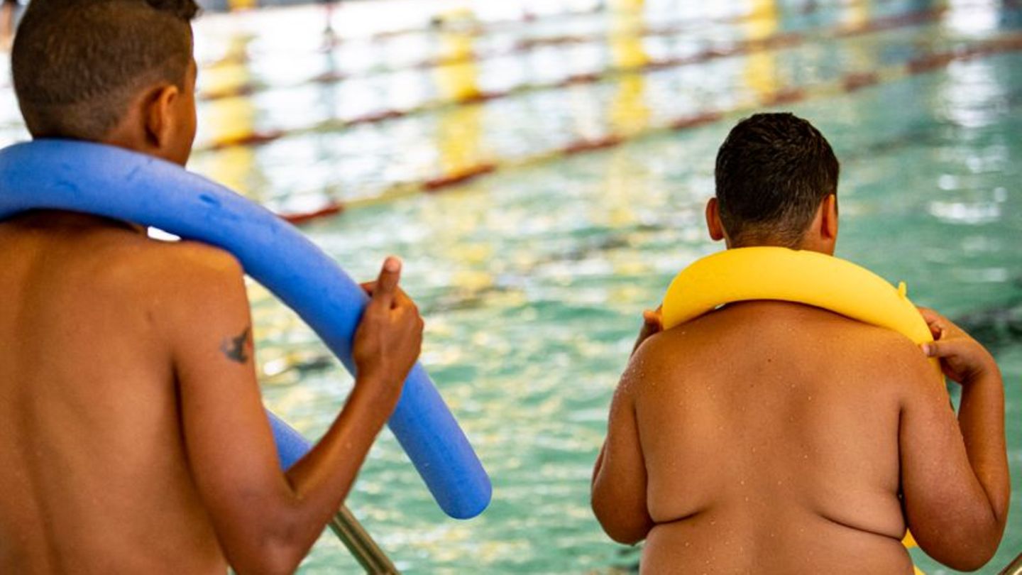 Übergewichtiges Kind im Schwimmbad
