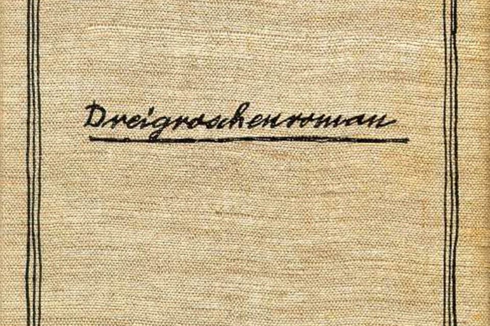 GESCHICHTE UND LITERATUR: Der "Dreigroschenroman", den Brecht im Jahr 1934 veröffentlichte, basiert auf der gleichen Geschichte wie die "Dreigroschenoper" Der "Dreigroschenroman", den Brecht im Jahr 1934 veröffentlichte, basiert auf der gleichen Geschichte wie die "Dreigroschenoper"
