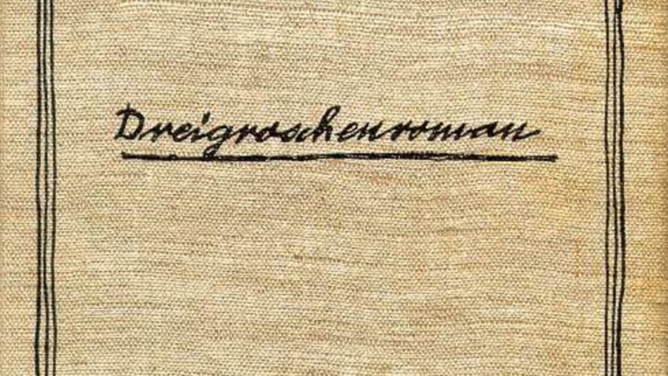 GESCHICHTE UND LITERATUR: Der "Dreigroschenroman", den Brecht im Jahr 1934 veröffentlichte, basiert auf der gleichen Geschichte wie die "Dreigroschenoper" Der "Dreigroschenroman", den Brecht im Jahr 1934 veröffentlichte, basiert auf der gleichen Geschichte wie die "Dreigroschenoper"