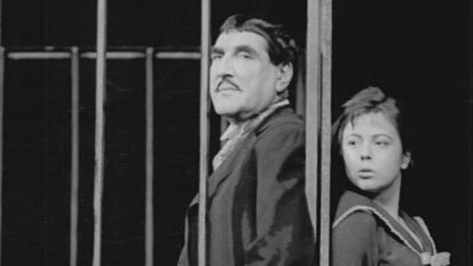 GESCHICHTE UND LITERATUR: Szene aus der "Dreigroschenoper", Berliner Ensemble 1962 Szene aus der "Dreigroschenoper", Berliner Ensemble 1962