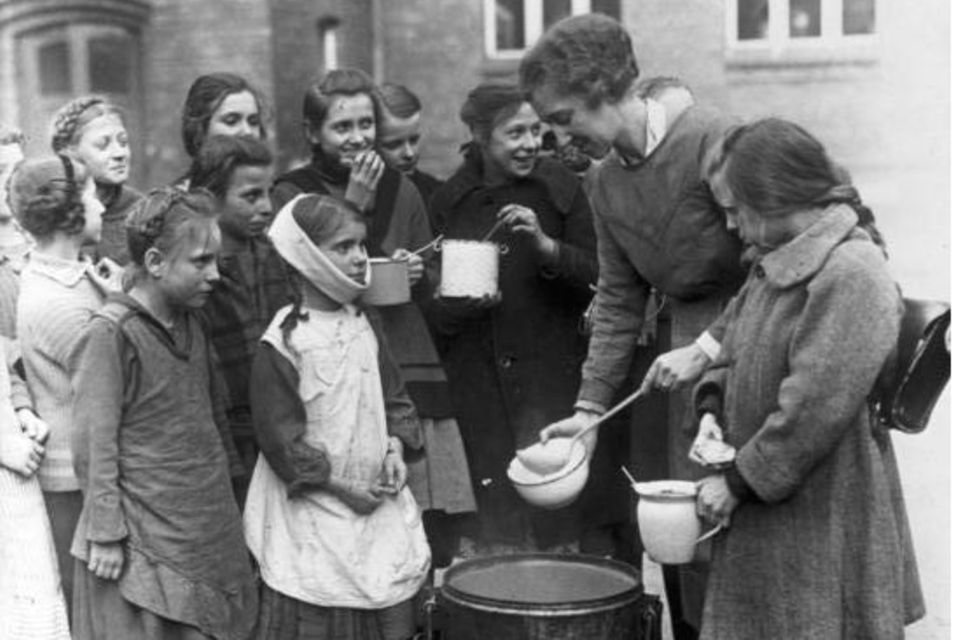 Essensverteilung an arme Kinder in Berlin, 1924.