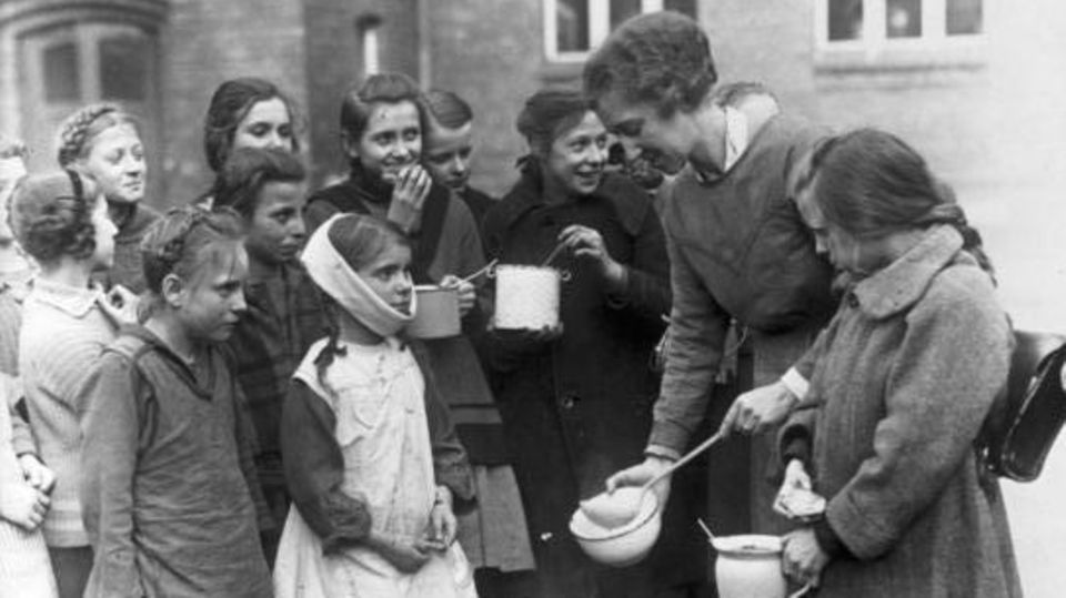 GESCHICHTE UND LITERATUR: Essensverteilung an arme Kinder in Berlin, 1924. Essensverteilung an arme Kinder in Berlin, 1924.