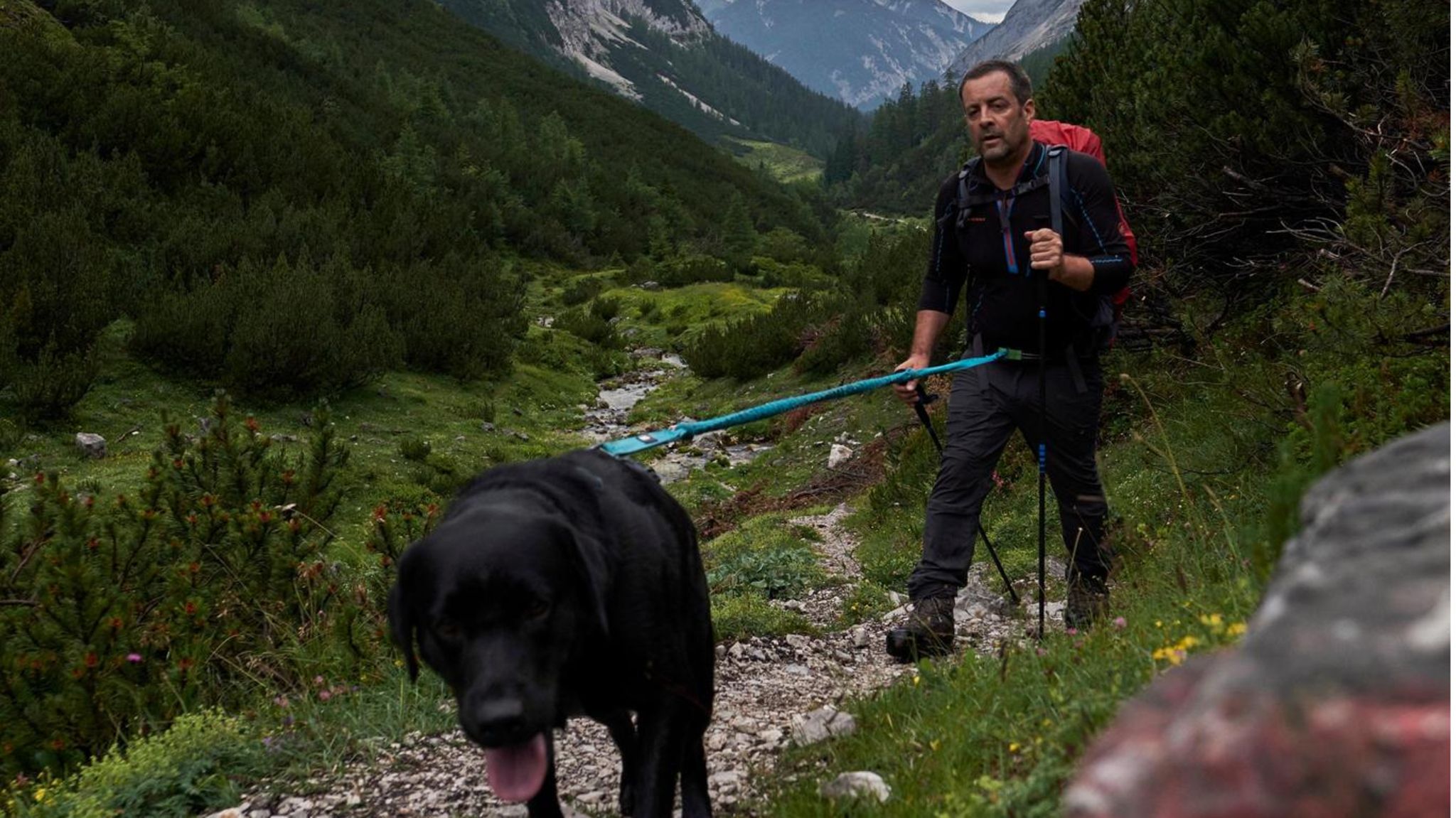 Titus Arnu und sein Hund Oskar auf dem Weg von Scharnitz über die Pfeishütte nach Thaur