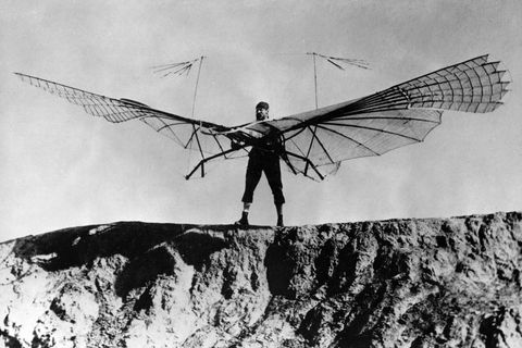 Otto Lilienthal bei einem Flugversuch 1896 mit dem zuletzt konstruierten Hängegleiter