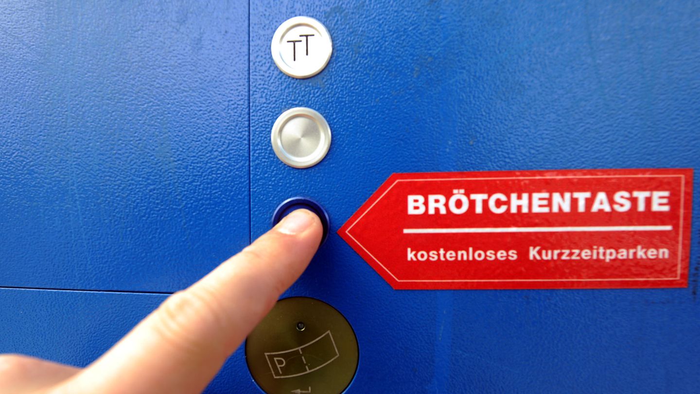 Die "Brötchentaste" an einem Parkautomaten (hier in Lübeck-Travemünde) erlaubt kostenloses Kurzzeit-Parken