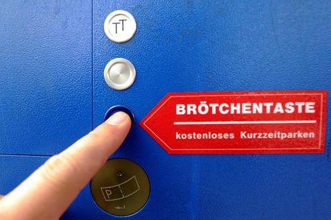 Die "Brötchentaste" an einem Parkautomaten (hier in Lübeck-Travemünde) erlaubt kostenloses Kurzzeit-Parken