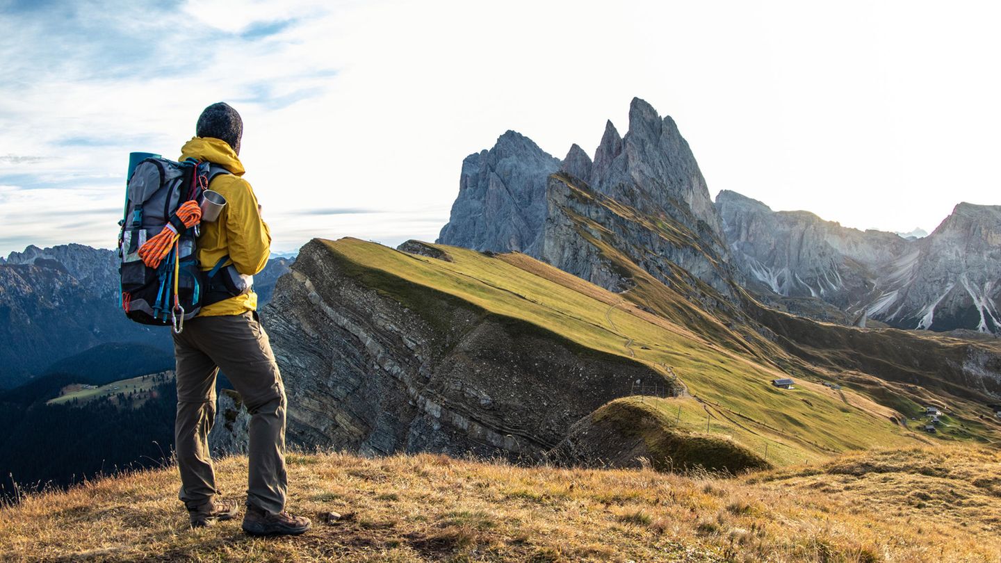 Wanderer mit gelber Jacke und einem großen Rucksack