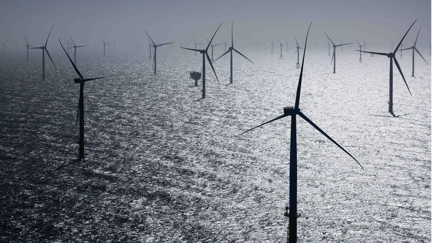 Helgoland: Zahlreiche Windräder, davon einige des neuen RWE-Offshore-Windparks Kaskasi, sind bei der Inbetriebnahme des neuen Windparks rund 35 Kilometer nördlich der Insel Helgoland zu sehen