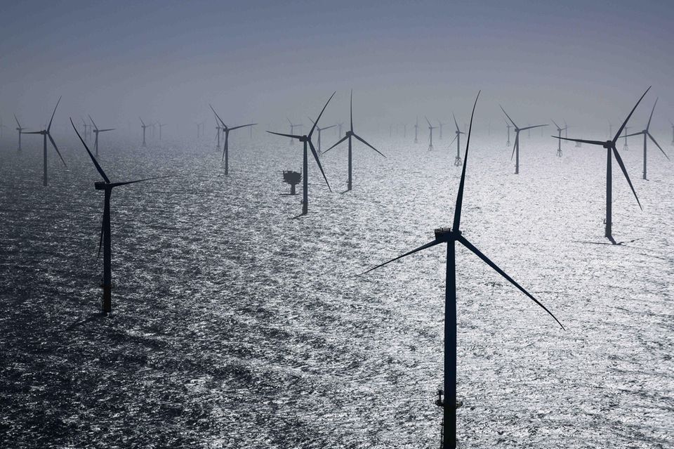 Helgoland: Zahlreiche Windräder, davon einige des neuen RWE-Offshore-Windparks Kaskasi, sind bei der Inbetriebnahme des neuen Windparks rund 35 Kilometer nördlich der Insel Helgoland zu sehen