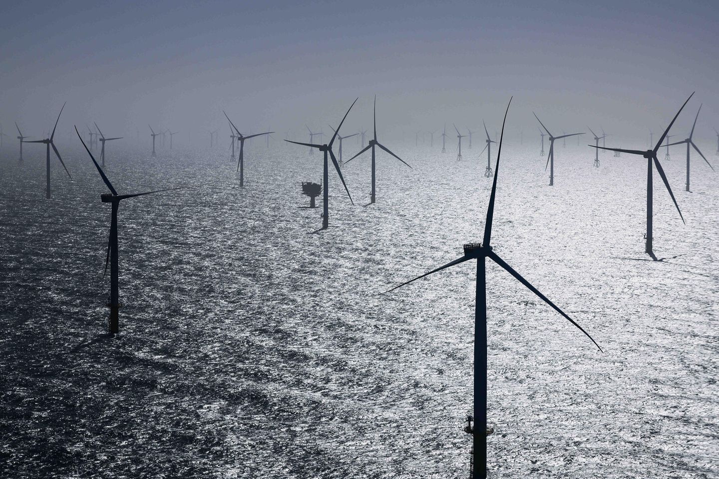 Helgoland: Zahlreiche Windräder, davon einige des neuen RWE-Offshore-Windparks Kaskasi, sind bei der Inbetriebnahme des neuen Windparks rund 35 Kilometer nördlich der Insel Helgoland zu sehen