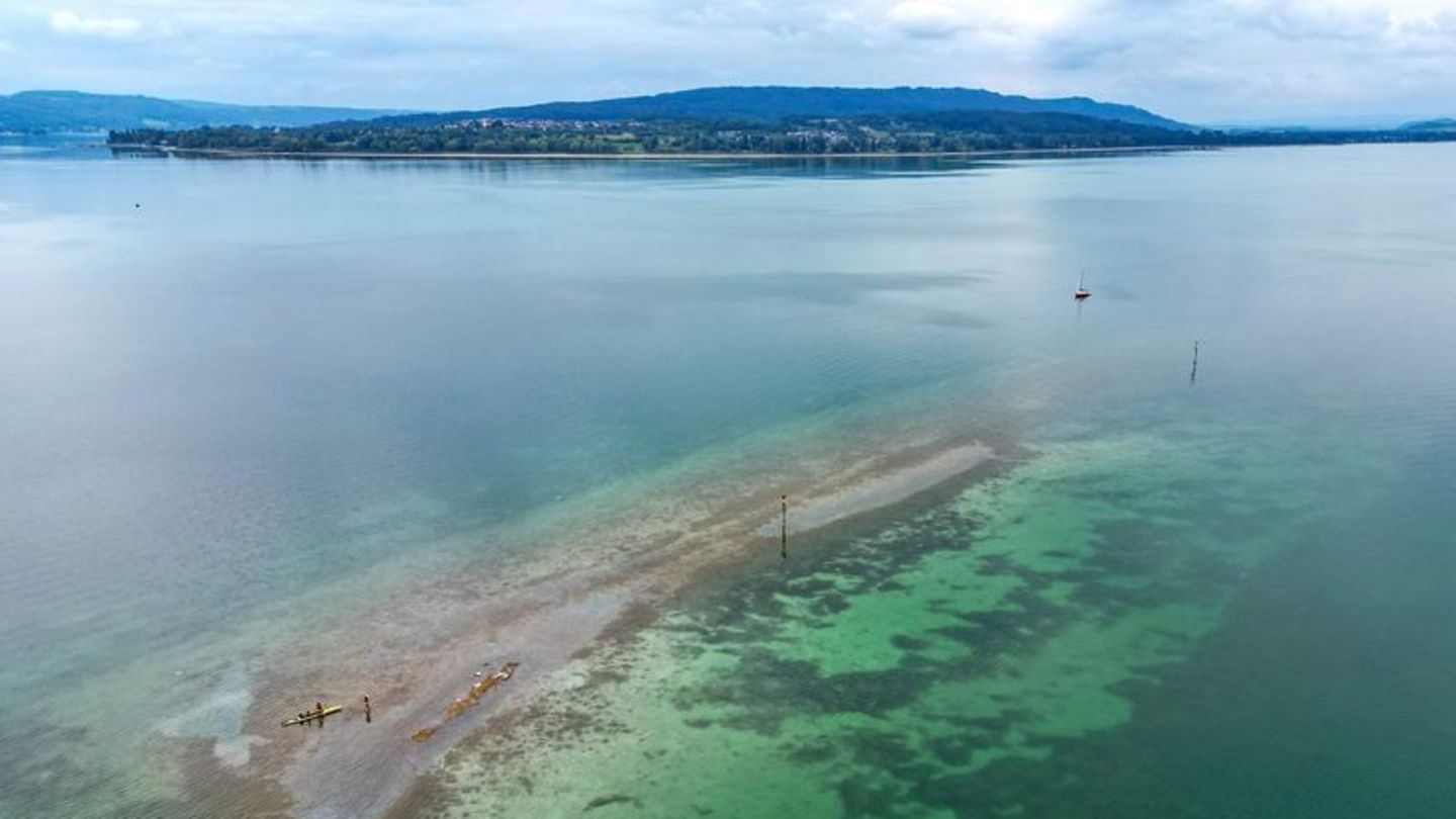 Durch das Niedrigwasser des Bodensees ist zwischen der Halbinsel Mettnau und der Insel Reichenau eine Kiesbank zu sehen