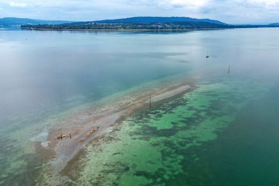 Durch das Niedrigwasser des Bodensees ist zwischen der Halbinsel Mettnau und der Insel Reichenau eine Kiesbank zu sehen