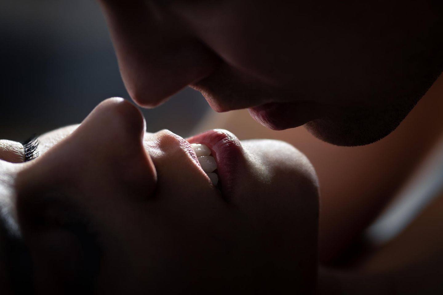 Paar im Dunkeln kurz davor sich zu küssen