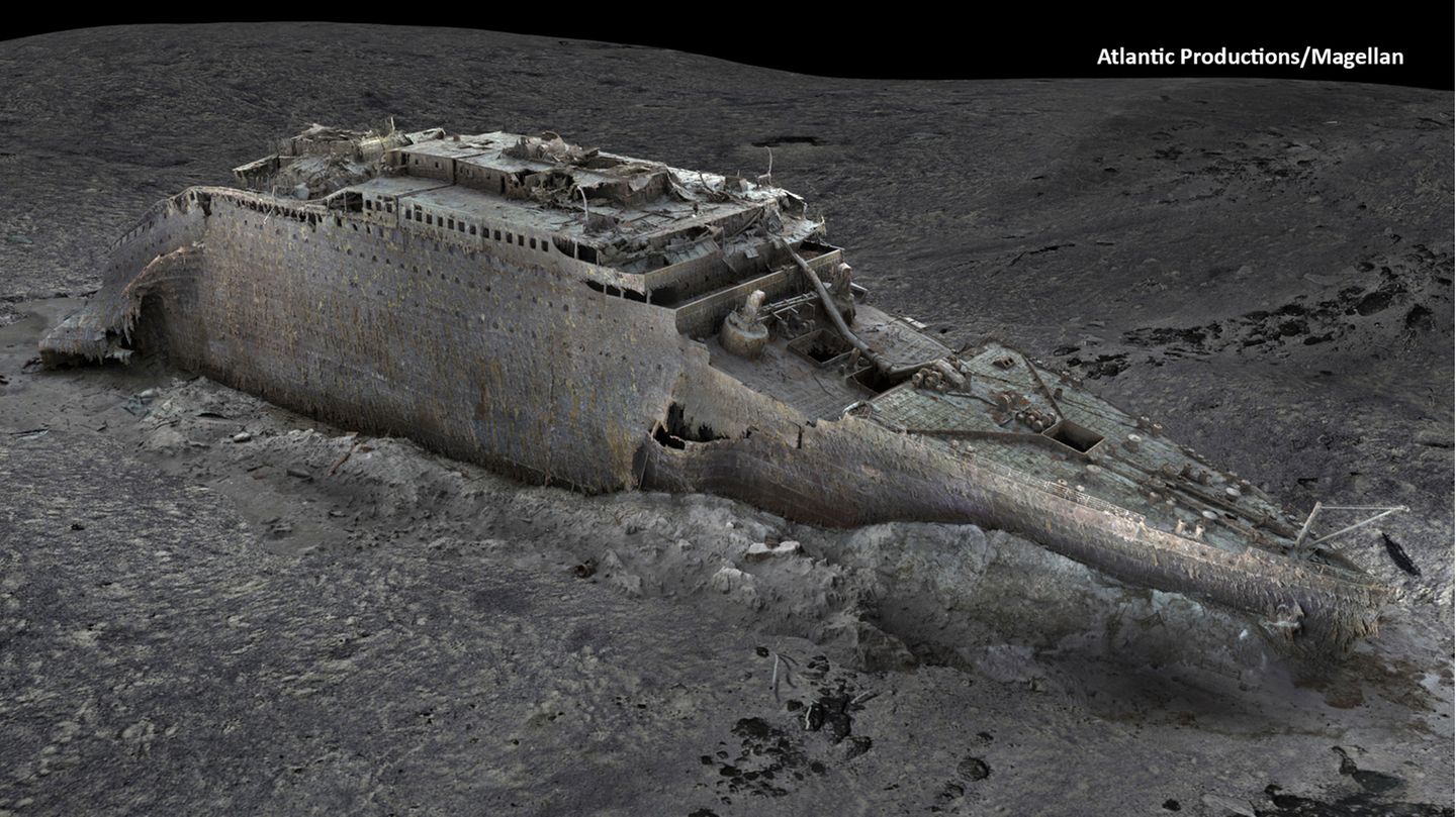 700.000 Bilder: Bisher sei wenig über die Kollision der "Titanic" mit dem Eisberg bekannt, sagte Stephenson. "Wir wissen nicht einmal, ob sie ihn an der Steuerbordseite getroffen hat, wie es in allen Filmen gezeigt wird - sie könnte auf dem Eisberg gelandet sein." Das Heck könnte Aufschluss geben, wie das Schiff auf dem Meeresboden aufschlug 700.000 Bilder: Bisher sei wenig über die Kollision der "Titanic" mit dem Eisberg bekannt, sagte Stephenson. "Wir wissen nicht einmal, ob sie ihn an der Steuerbordseite getroffen hat, wie es in allen Filmen gezeigt wird - sie könnte auf dem Eisberg gelandet sein." Das Heck könnte Aufschluss geben, wie das Schiff auf dem Meeresboden aufschlug