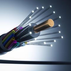 274 Gigabyte Datenvolumen wurden im Jahr 2022 von jedem stationären Breitbandanschluss übertragen. 2012 lag dieser Wert noch bei 15 Gigabyte, 2002 bei nur 6,6 Gigabyte