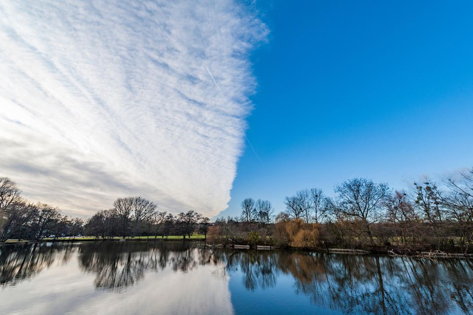 Eine Wolkenfront über Frankfurt kündigt einen Wetterwechsel an