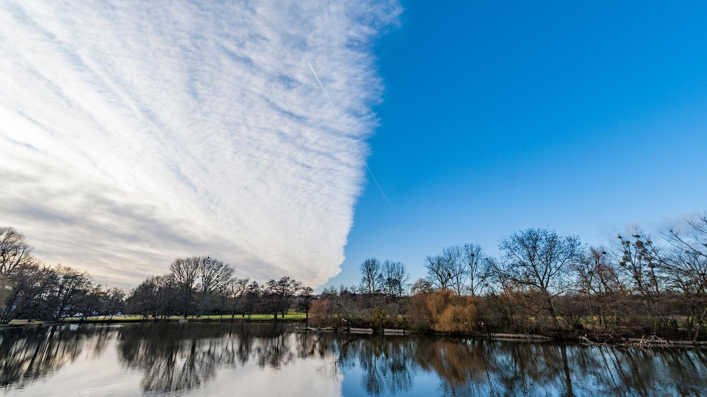 Eine Wolkenfront über Frankfurt kündigt einen Wetterwechsel an