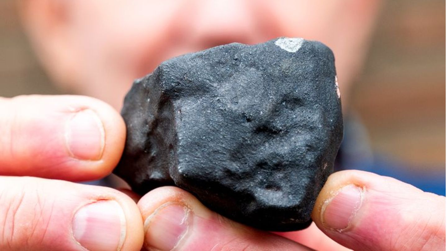 Hausbesitzer Wilfried Labusch mit einem kleinen Meteoriten, der niedergegangen ist