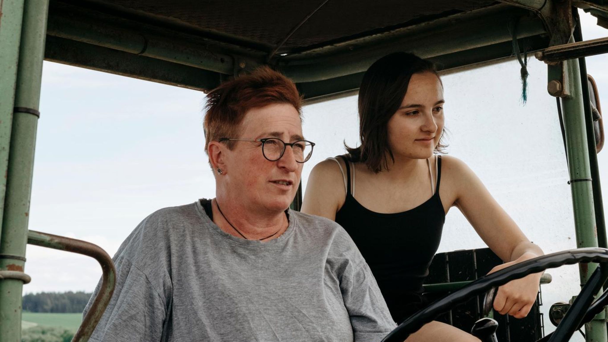 Christine Mautner auf ihrem Lieblingstraktor, einem Oldtimer von Fendt. Ihrer Tochter Sofia erklärt sie den Umgang damit