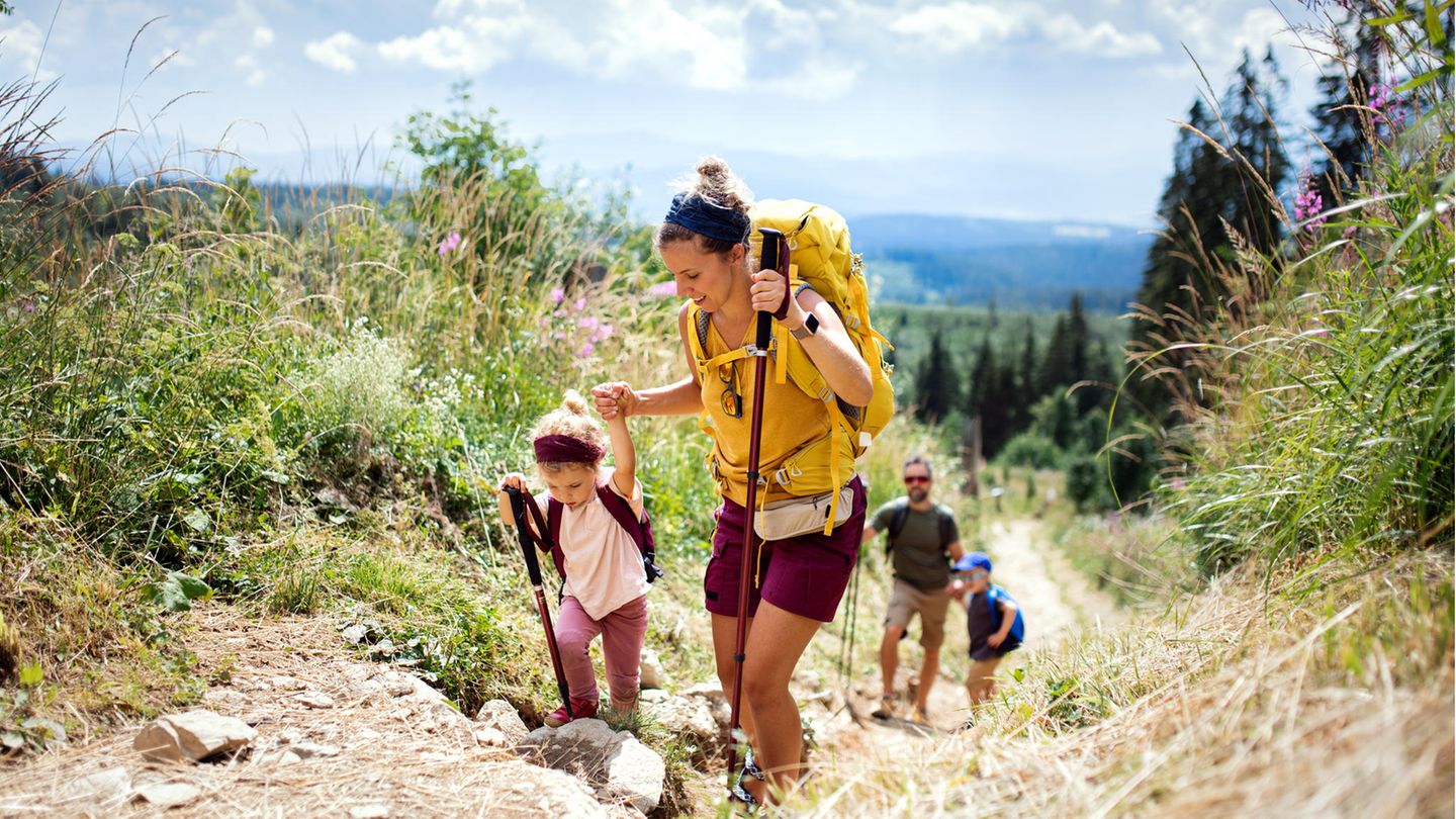 Eine Familie beim Wandern