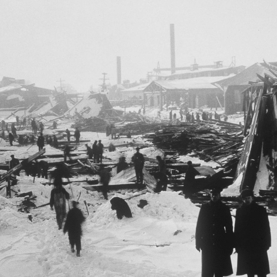 Trümmerwüste Halifax: Nach der gewaltigen Explosion am 6. Dezember 1917 suchen Helfer nach Überlebenden