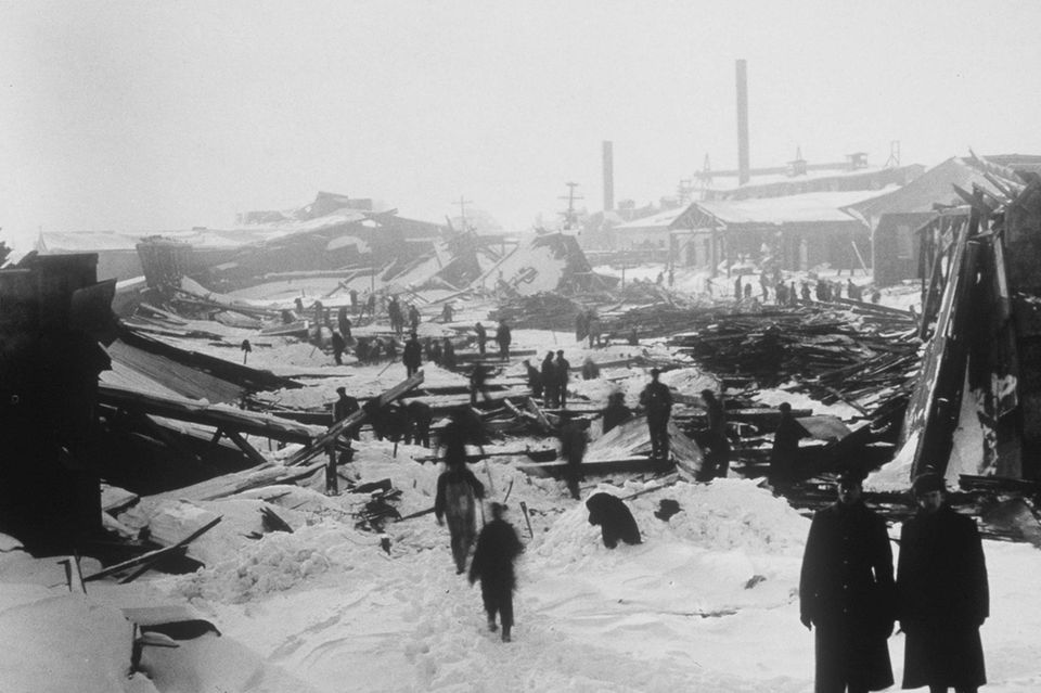 Trümmerwüste Halifax: Nach der gewaltigen Explosion am 6. Dezember 1917 suchen Helfer nach Überlebenden 1.5815