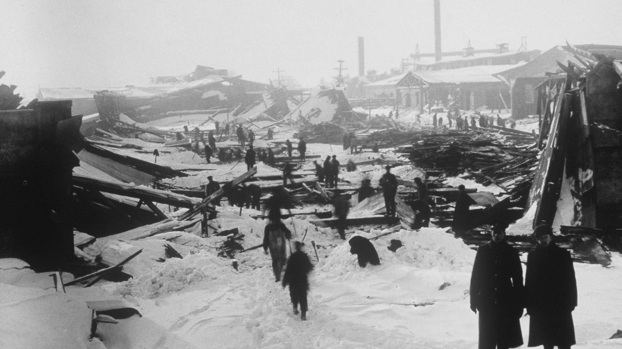 Trümmerwüste Halifax: Nach der gewaltigen Explosion am 6. Dezember 1917 suchen Helfer nach Überlebenden