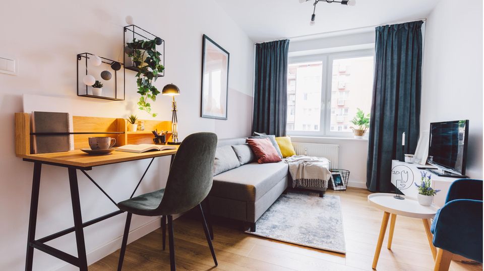 Kleiner wohnen: Gut gelöst: Ein schmaler Arbeitsplatz, ein Beistelltisch mit dünnen Beinen sowie ein Sideboard für den Fernseher passen ideal in dieses kleine Wohnzimmer Gut gelöst: Ein schmaler Arbeitsplatz, ein Beistelltisch mit dünnen Beinen sowie ein Sideboard für den Fernseher passen ideal in dieses kleine Wohnzimmer