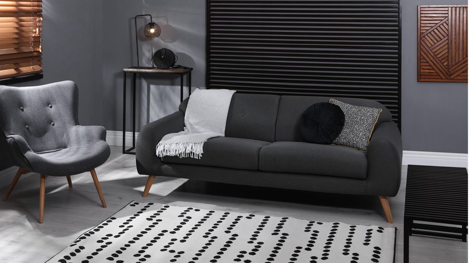 Deko mit Querstreifen im kleinen Wohnzimmer Deko mit Querstreifen im kleinen Wohnzimmer