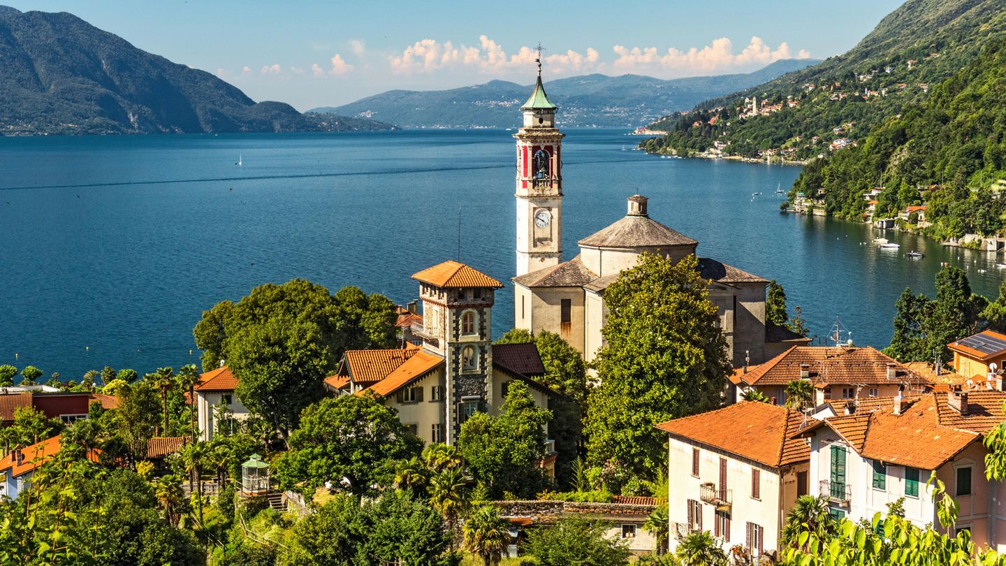 Eine kleine Stadt am Ufer des Lago Maggiore