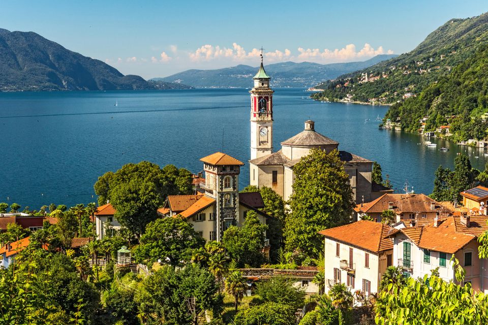 Eine kleine Stadt am Ufer des Lago Maggiore